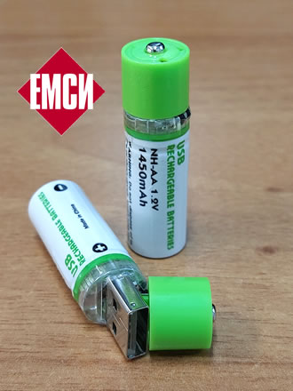 Ni-MH AA акумулатор с директно USB зареждане. USB презареждаеми Ni-MH AA батерии 1450mah 1.2V Директно зареждане от USB порта на вашия компютър или лаптоп. При пълен заряд, индикаторната светлина сменя цвета си от червен на син. За пълно зареждане са нужни около 7 часа. Типична продължителност на живота - 500 цикъла заряд-разряд. Особено подходящи за безжични мишки, дистанционни, детски играчки, безжични звънци и аларми. Може да се зарежда и по обичайния начин.
